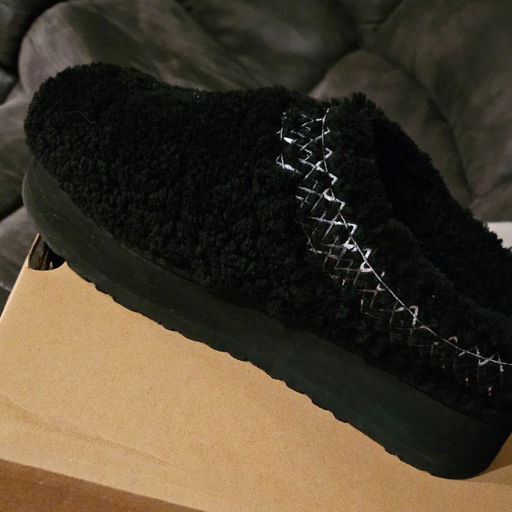 NWT UGG Taz w/sherpa exterior